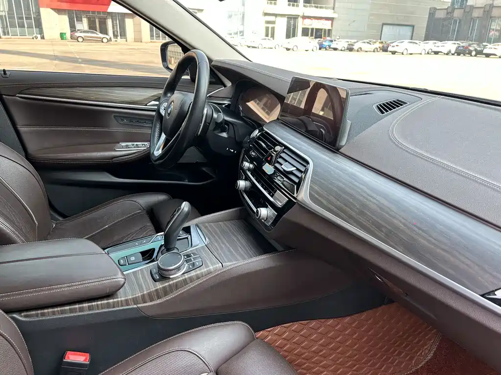 BMW 5 Series — миниатюра 12