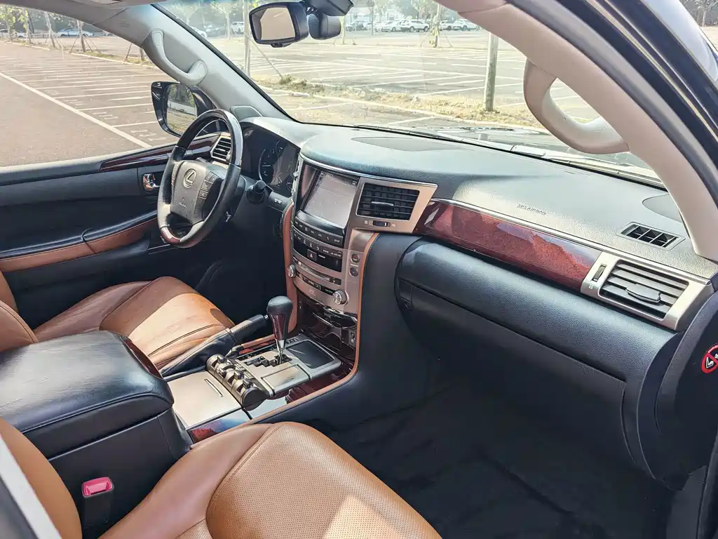 Lexus LX — миниатюра 8