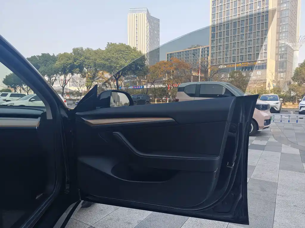 Tesla Model 3 — миниатюра 10