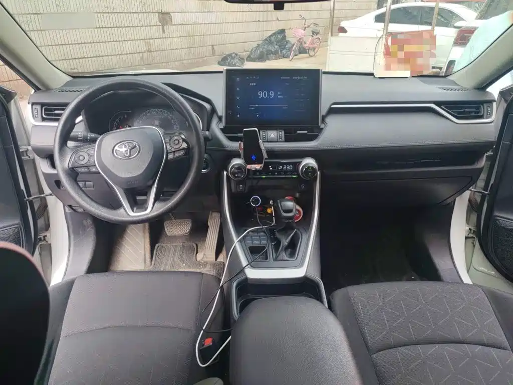 Toyota RAV4 — миниатюра 5