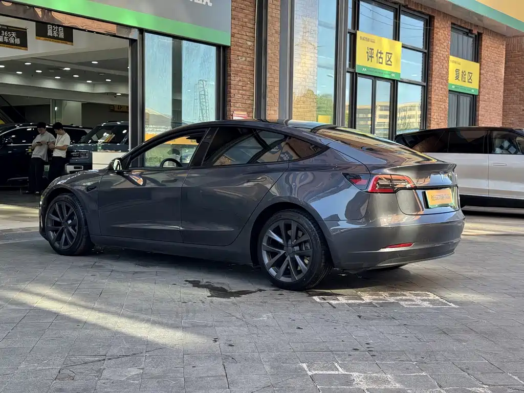 Tesla Model 3 — миниатюра 6