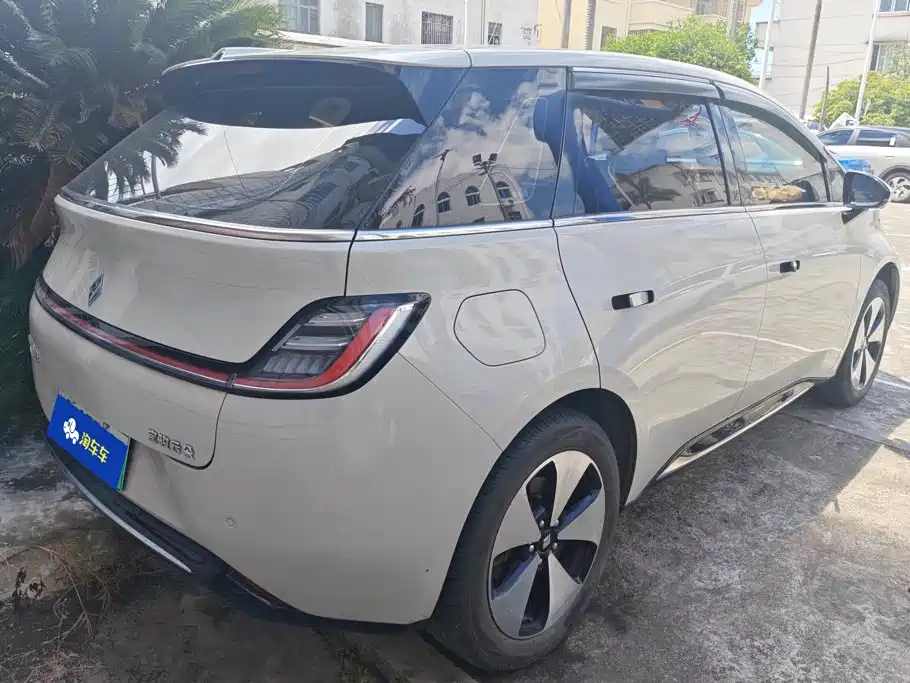 Baojun Yunduo — миниатюра 3