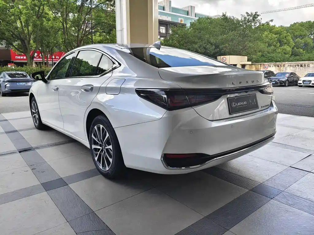 Lexus ES — миниатюра 8