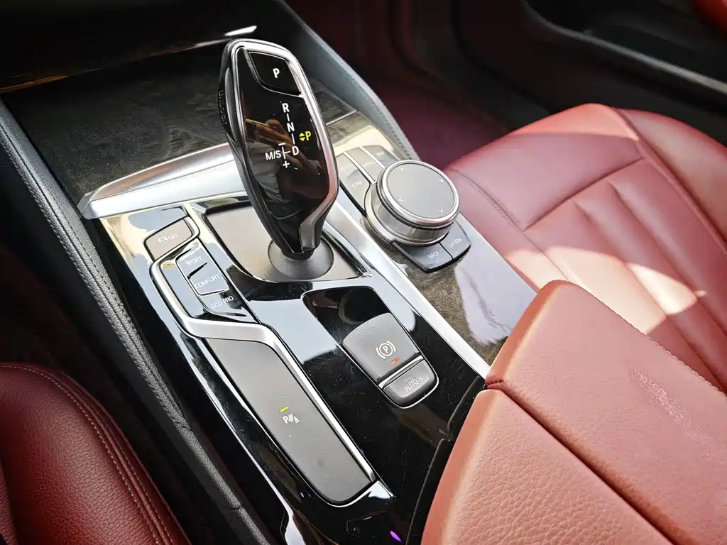 BMW 5 Series — миниатюра 8