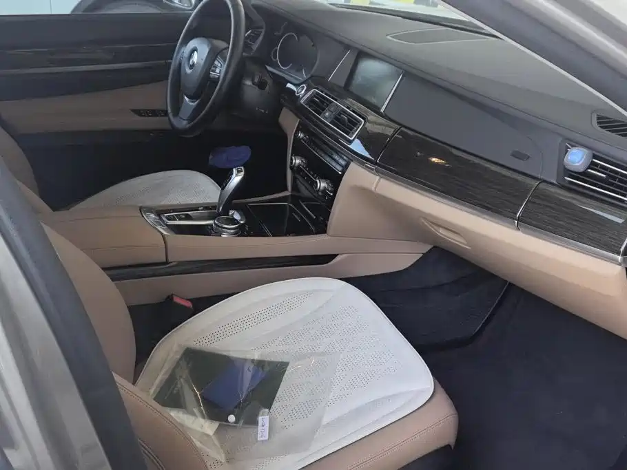 BMW 7 Series — миниатюра 8