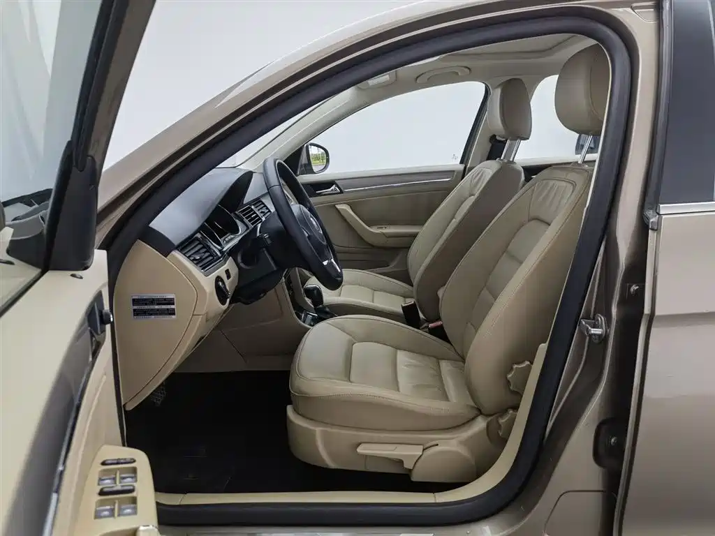 Volkswagen Bora 2014 1.6L AT Comfort