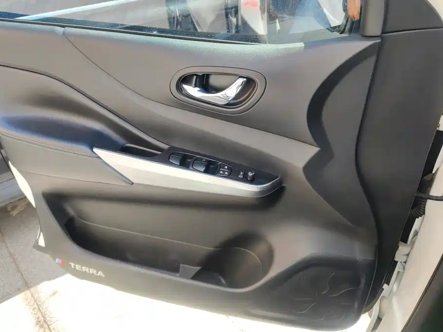Nissan Terra — миниатюра 7