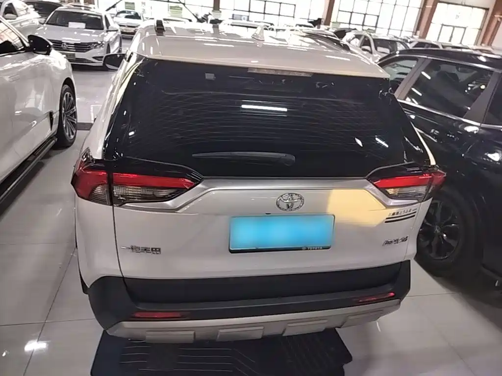 Toyota RAV4 — миниатюра 6