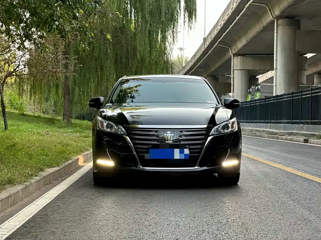 Toyota Crown — миниатюра 2