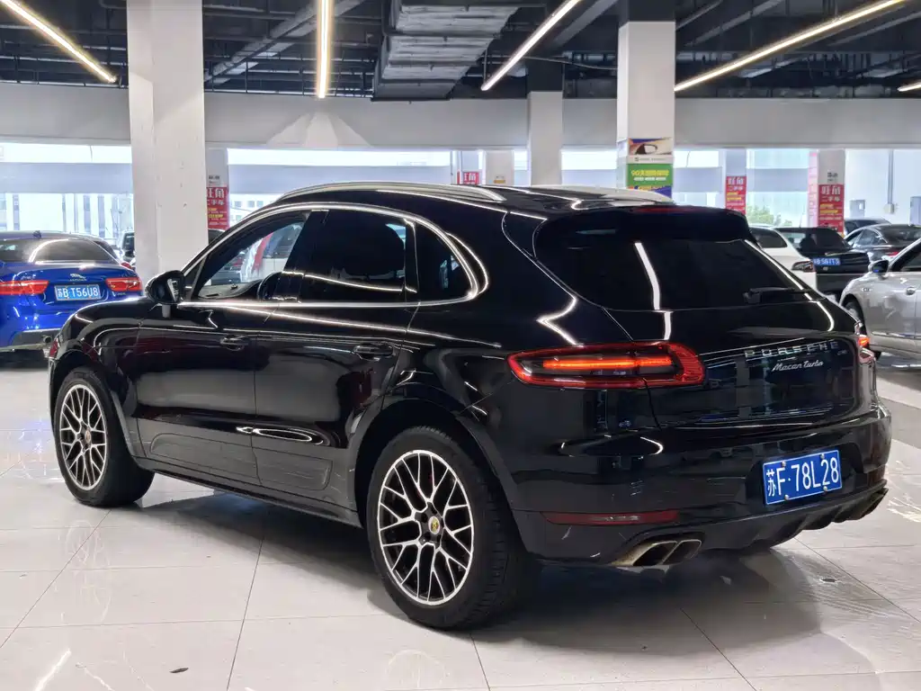 PORSCHE MACAN