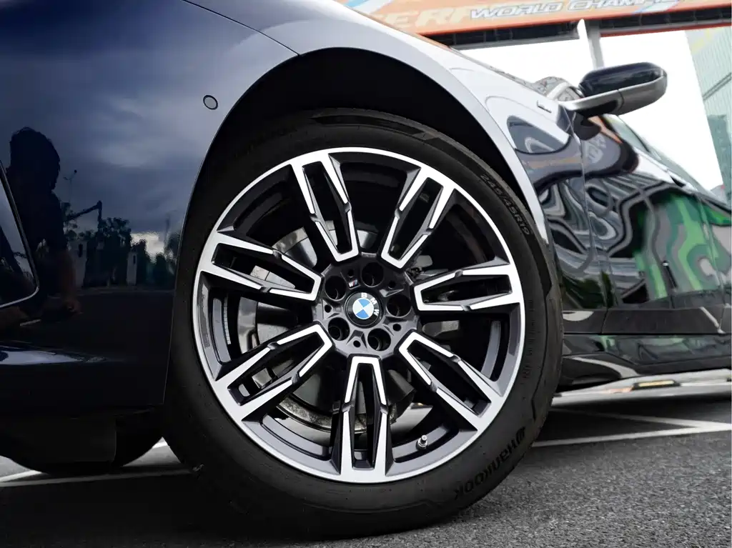 BMW 5 Series — миниатюра 4