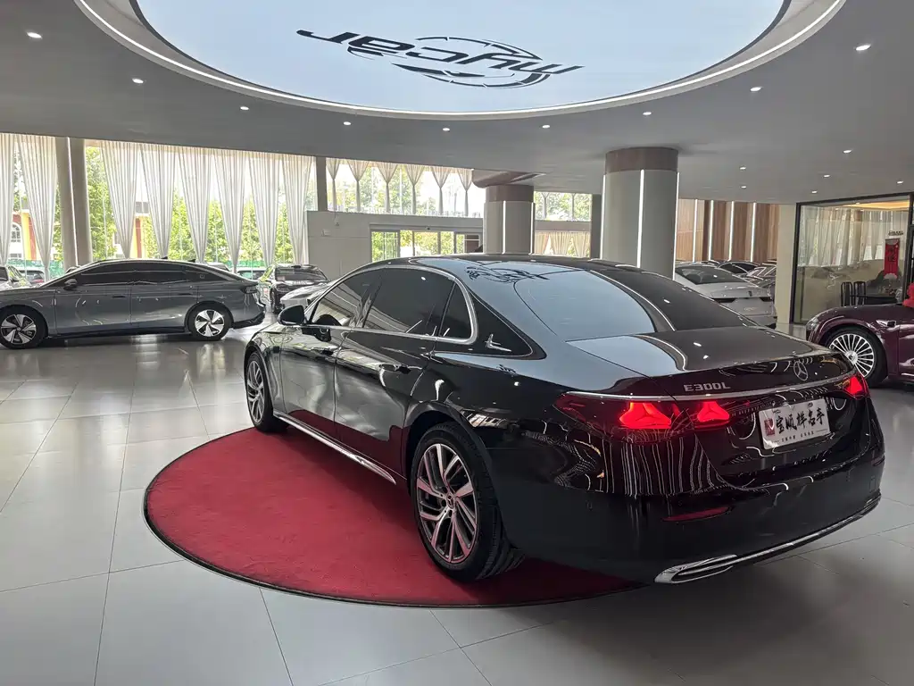 Mercedes-Benz E-Class — миниатюра 7