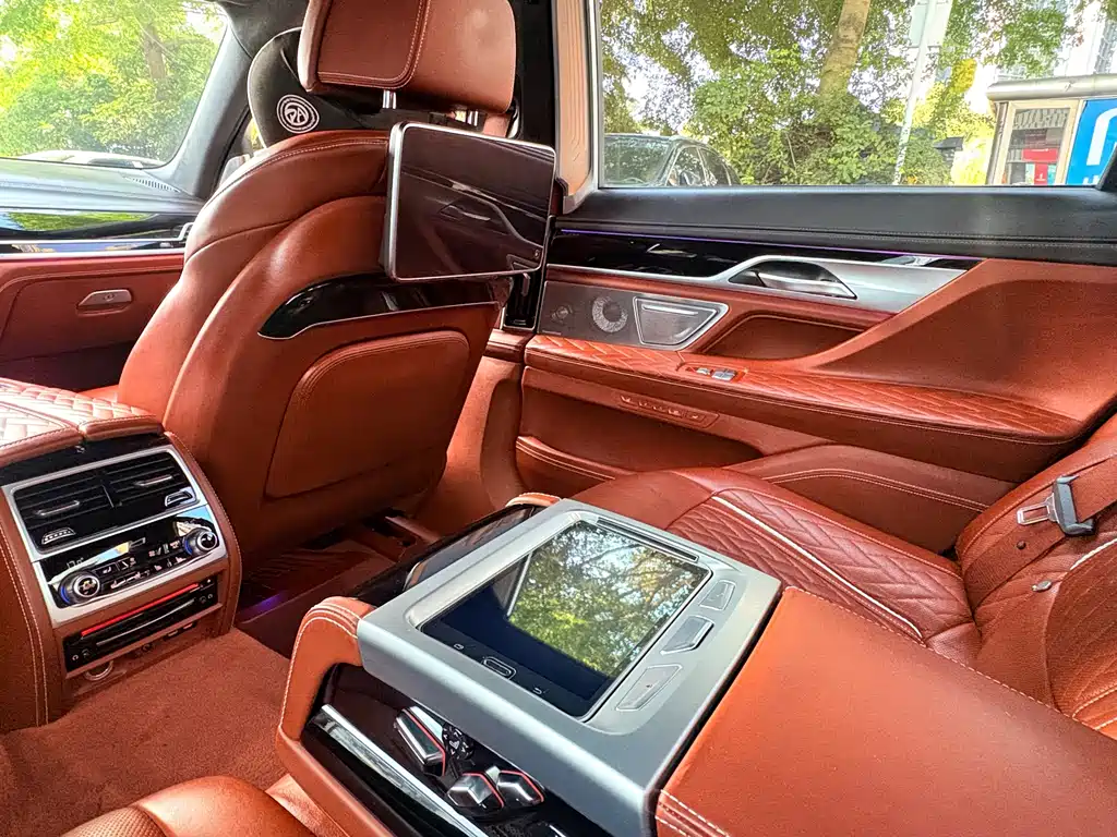 BMW 7 Series — миниатюра 11