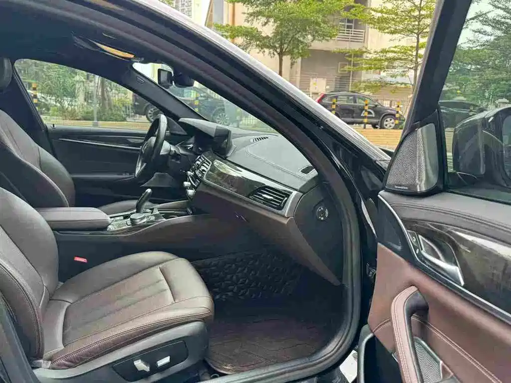 BMW 5 Series — миниатюра 8