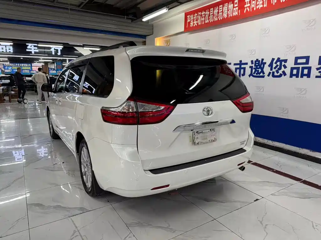 Toyota Sienna — миниатюра 6