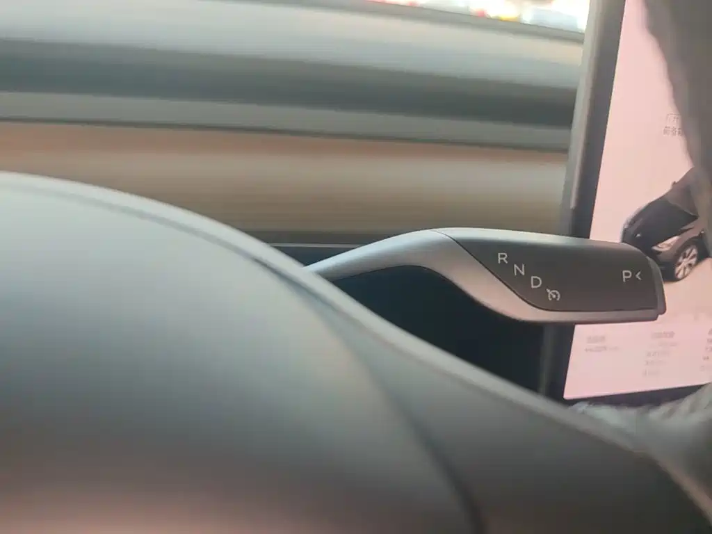 Tesla Model Y — миниатюра 14