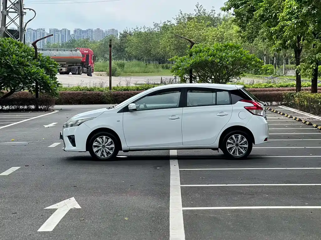 Toyota Yaris L — миниатюра 5