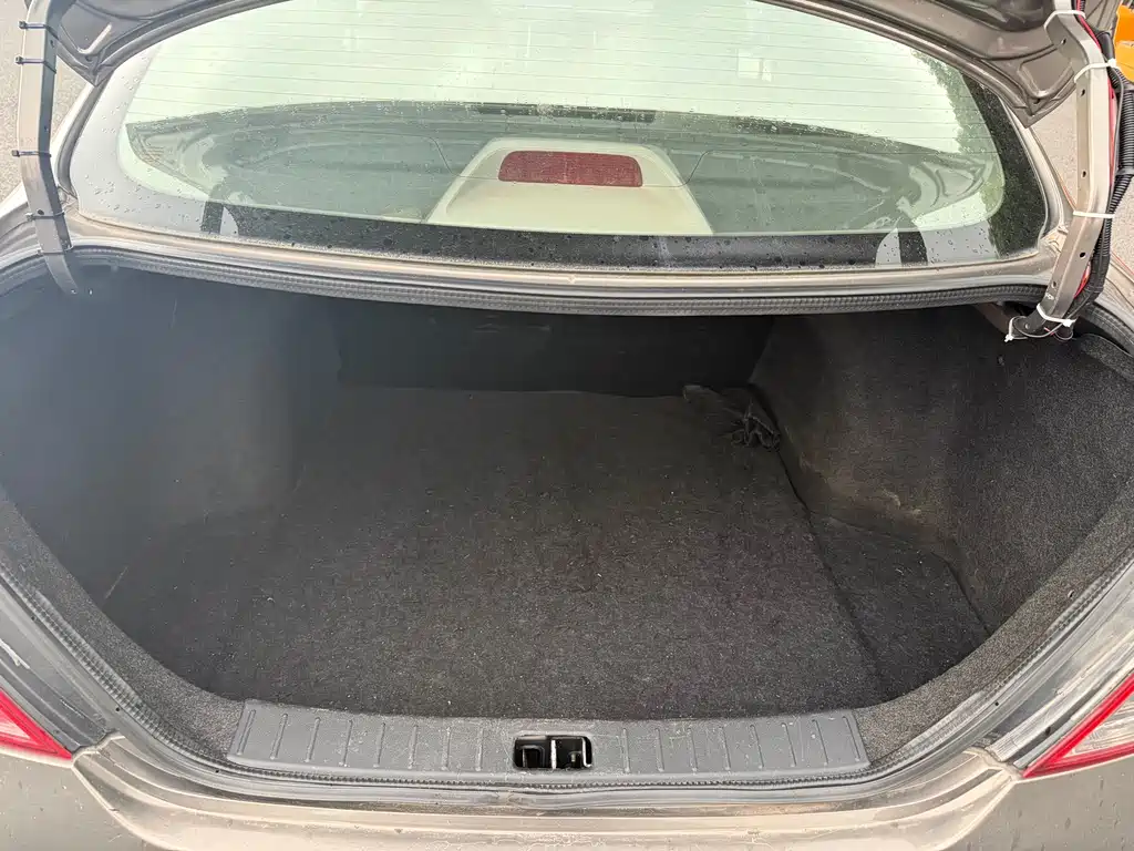 Nissan Sunny — миниатюра 8