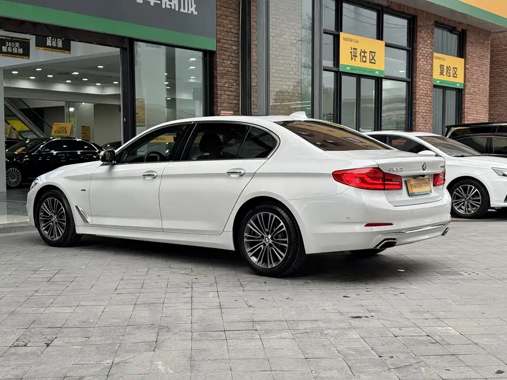 BMW 5 Series — миниатюра 6