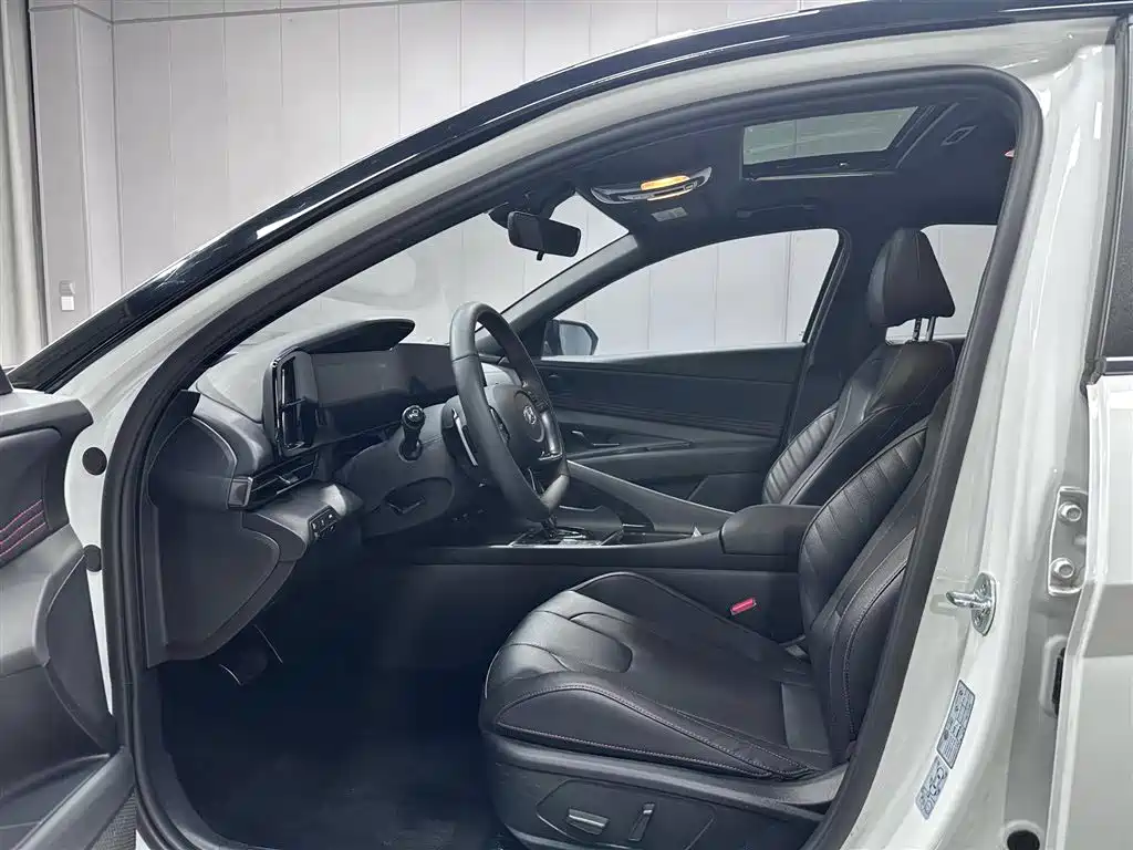 Hyundai Elantra 2022 240TGDi DCT LUX Luxury