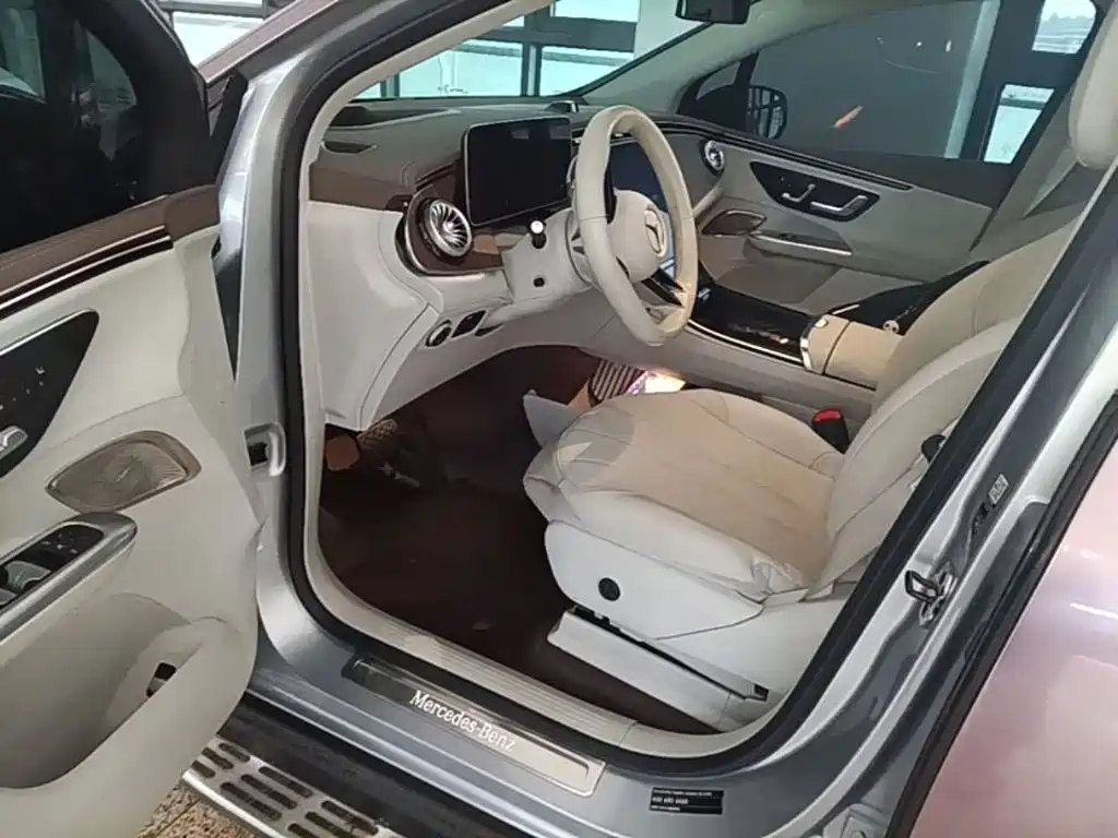 Mercedes-Benz EQE SUV — миниатюра 16