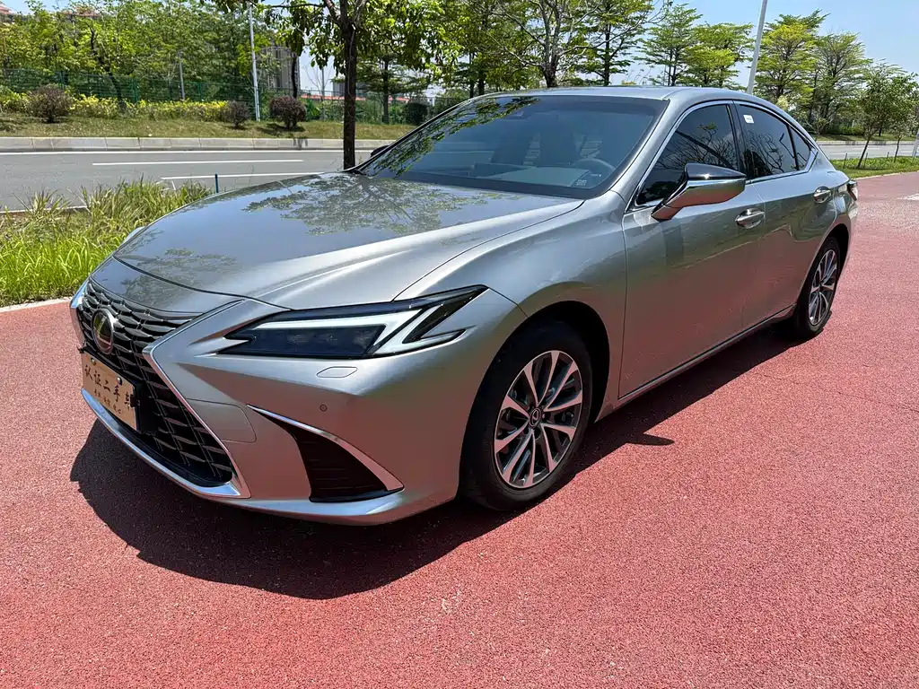 Lexus ES 2025