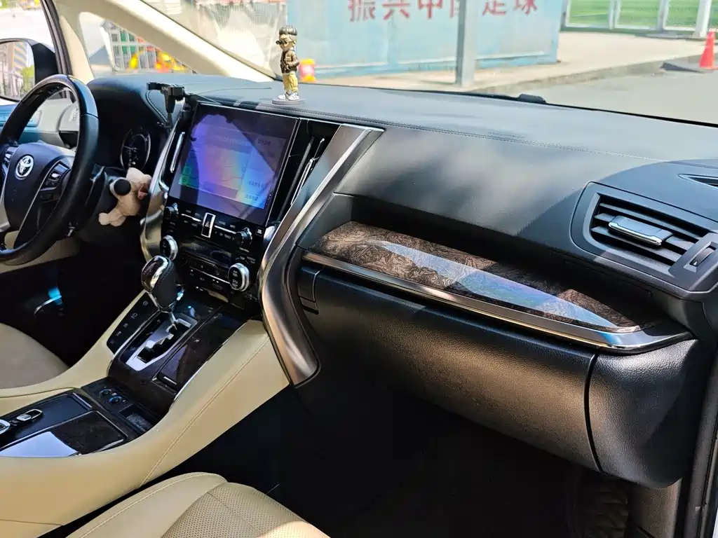 Toyota Alphard — миниатюра 12