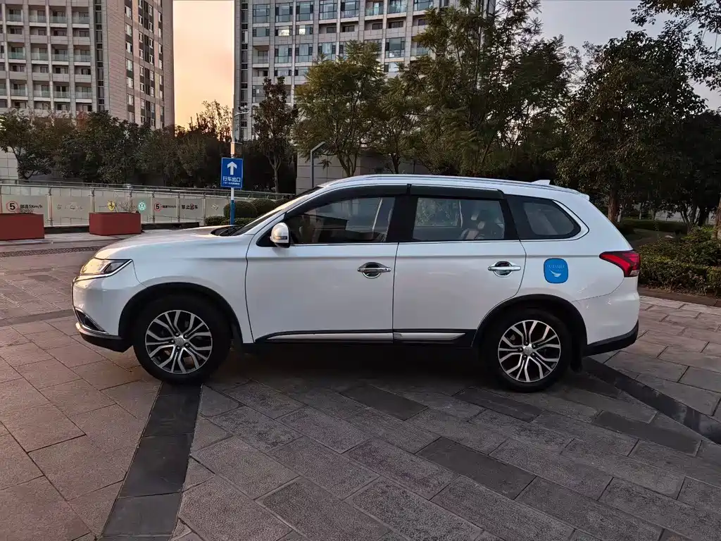 MITSUBISHI OUTLANDER