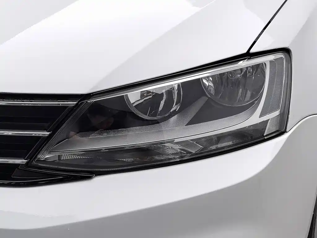 Volkswagen Sagitar 2015 1.6L MT Comfort
