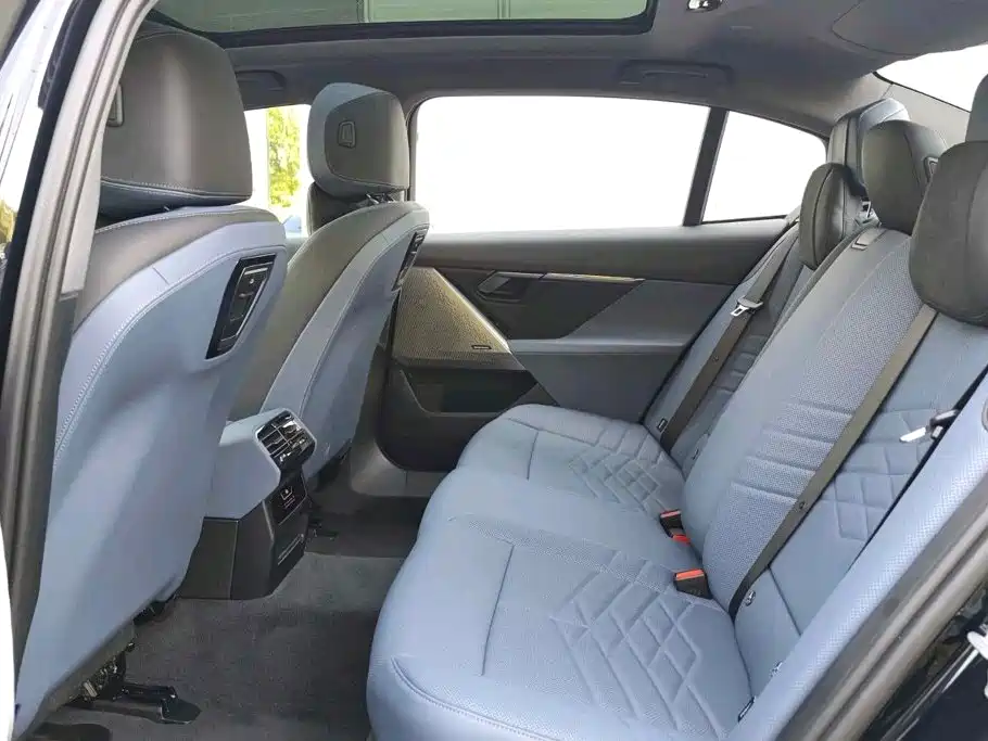 BMW i5 — миниатюра 12
