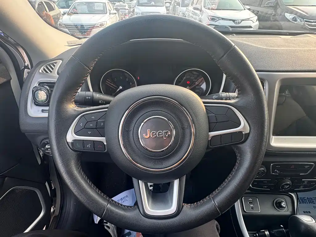 Jeep Compass — миниатюра 8