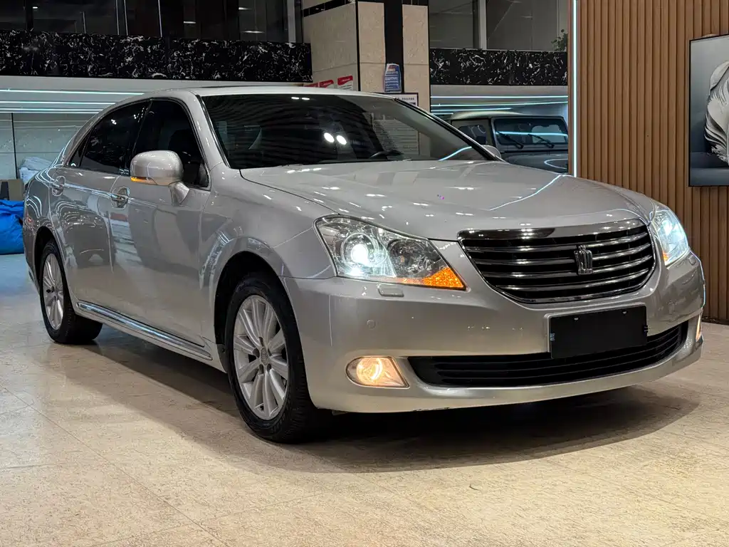Toyota Crown — миниатюра 3