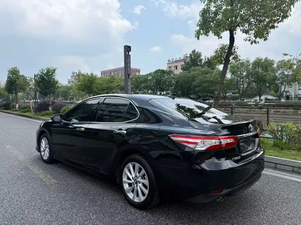 Toyota Camry — миниатюра 5