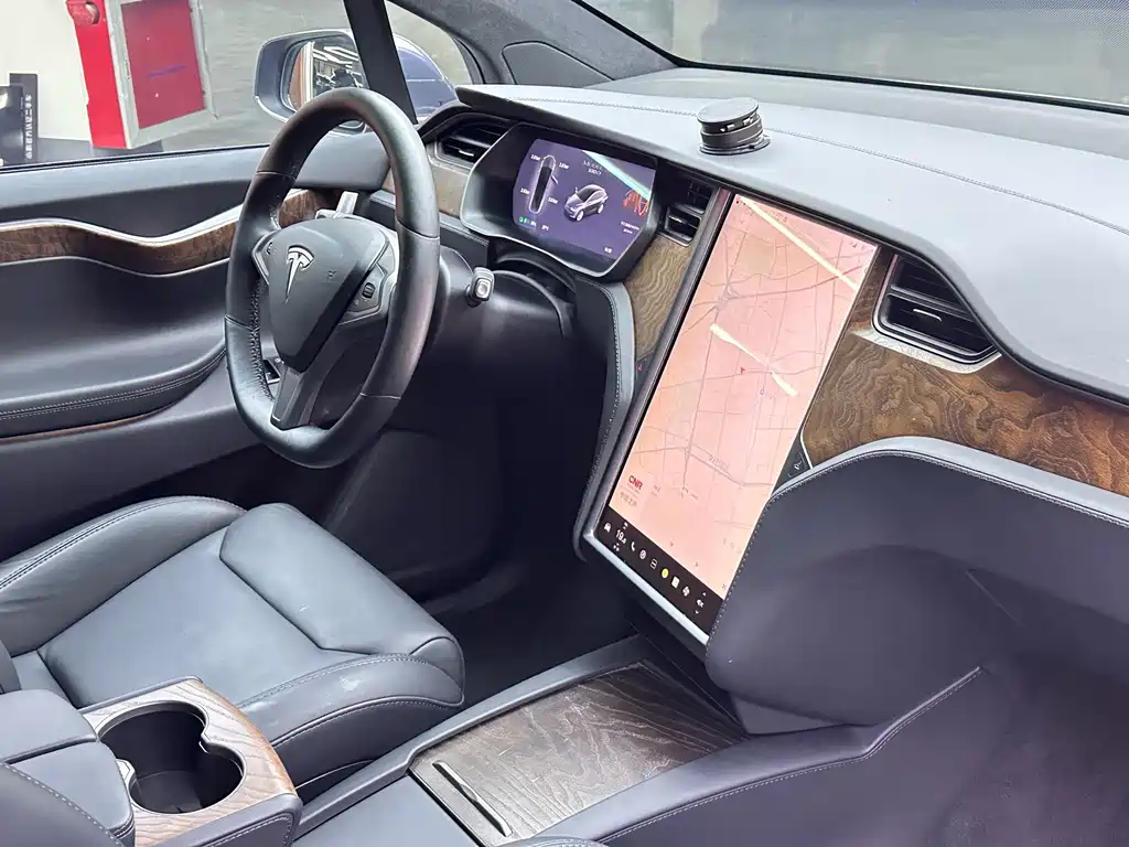 Tesla Model X — миниатюра 20