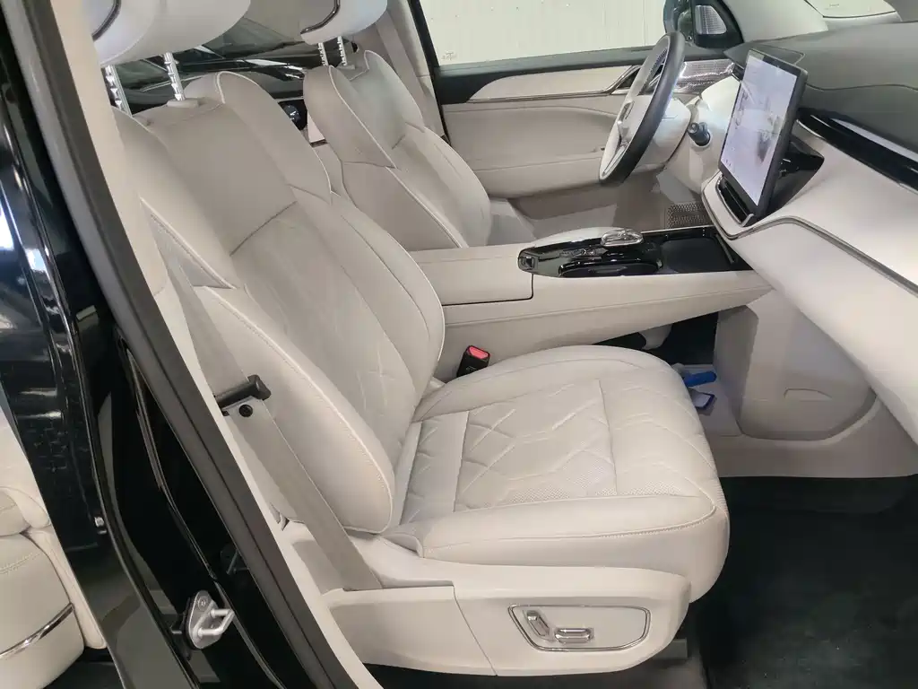 Volvo EM90 — миниатюра 12