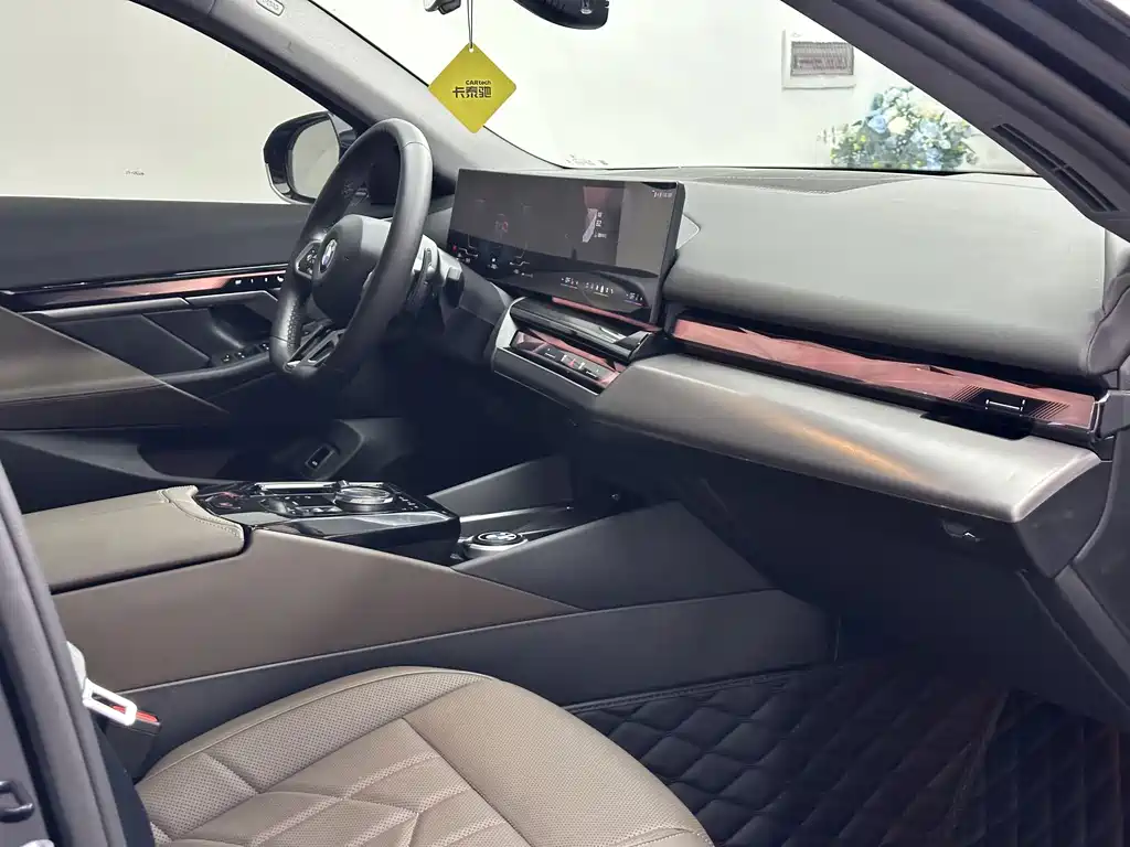 BMW 5 Series — миниатюра 16