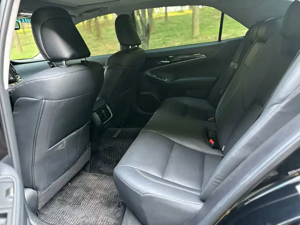 Toyota Crown — миниатюра 6