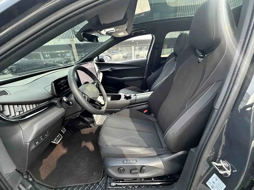 VOLKSWAGEN WITH THE CROWD 06