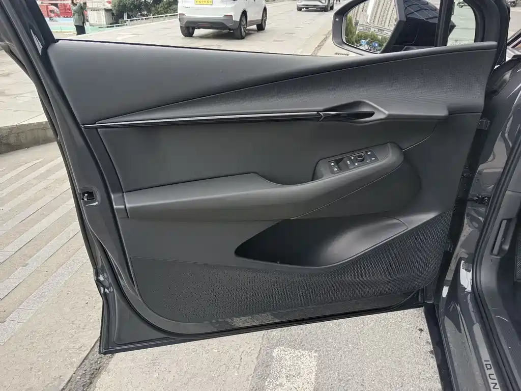 VOLKSWAGEN WITH THE CROWD 06