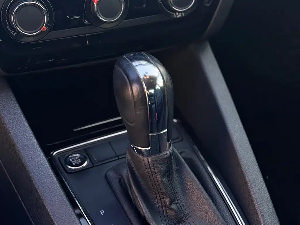 Volkswagen Sagitar 2018 1.6L AT Comfort