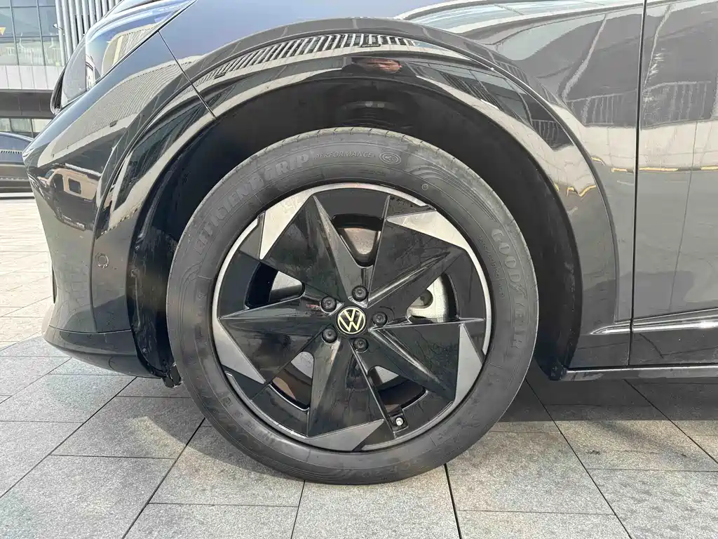 VOLKSWAGEN WITH THE CROWD 06