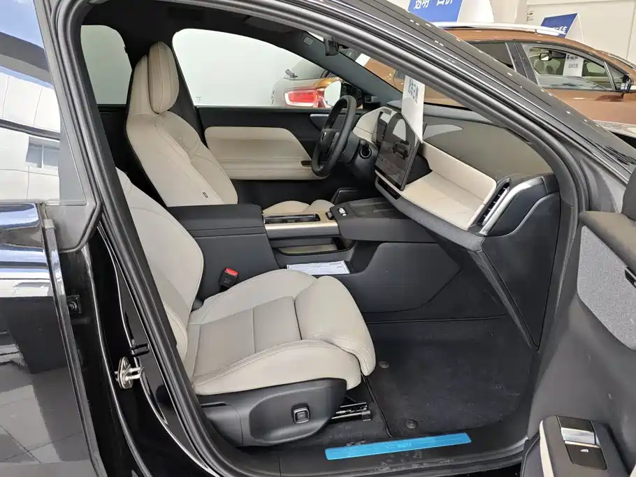 Volvo XC70 PHEV — миниатюра 8