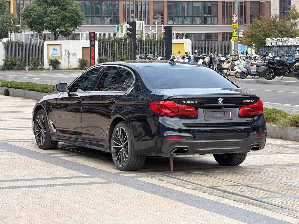 BMW 5 Series — миниатюра 13