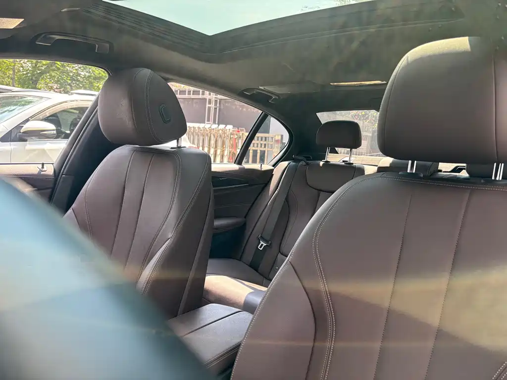 BMW 5 Series — миниатюра 9