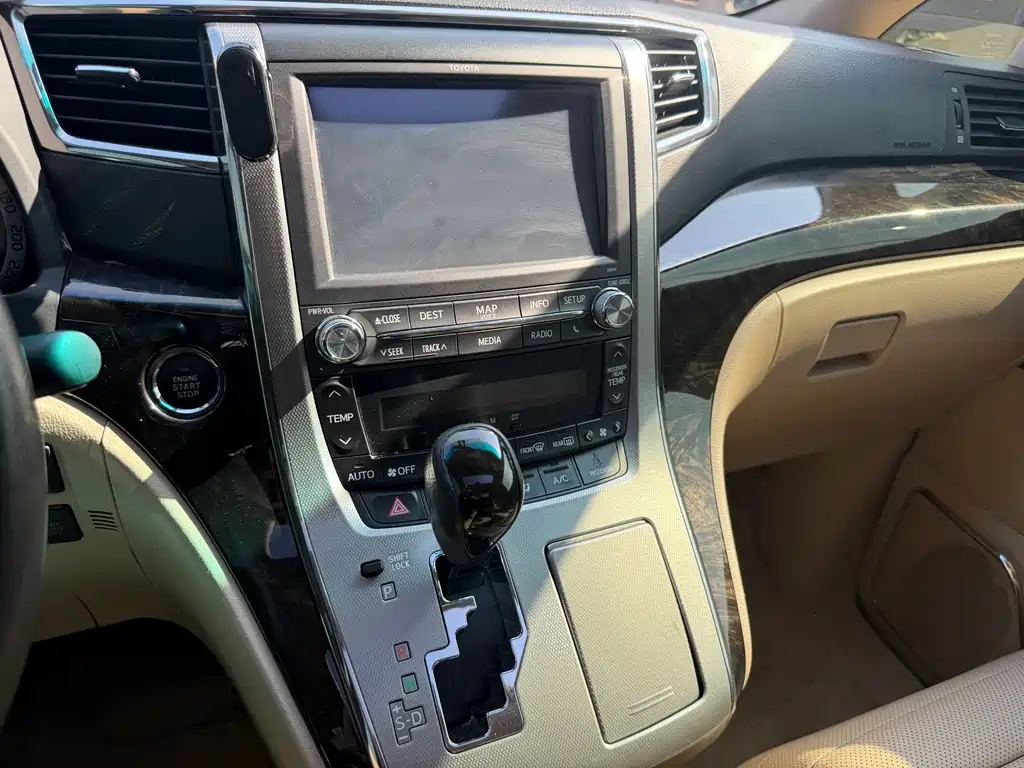 Toyota Alphard — миниатюра 17