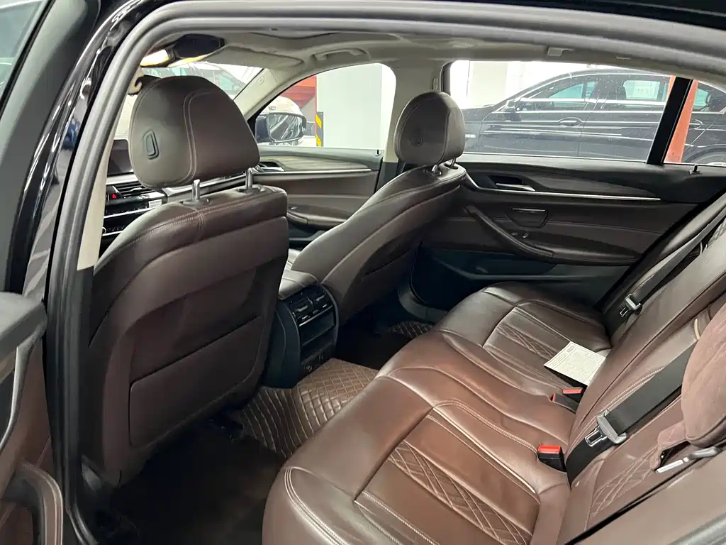 BMW 5 Series — миниатюра 8