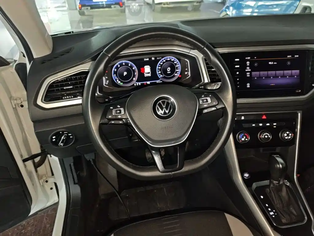 Volkswagen T-Roc - фото 11