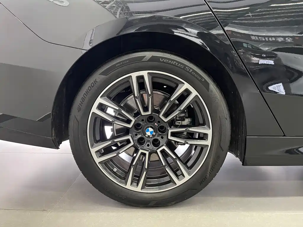 BMW 5 Series — миниатюра 8