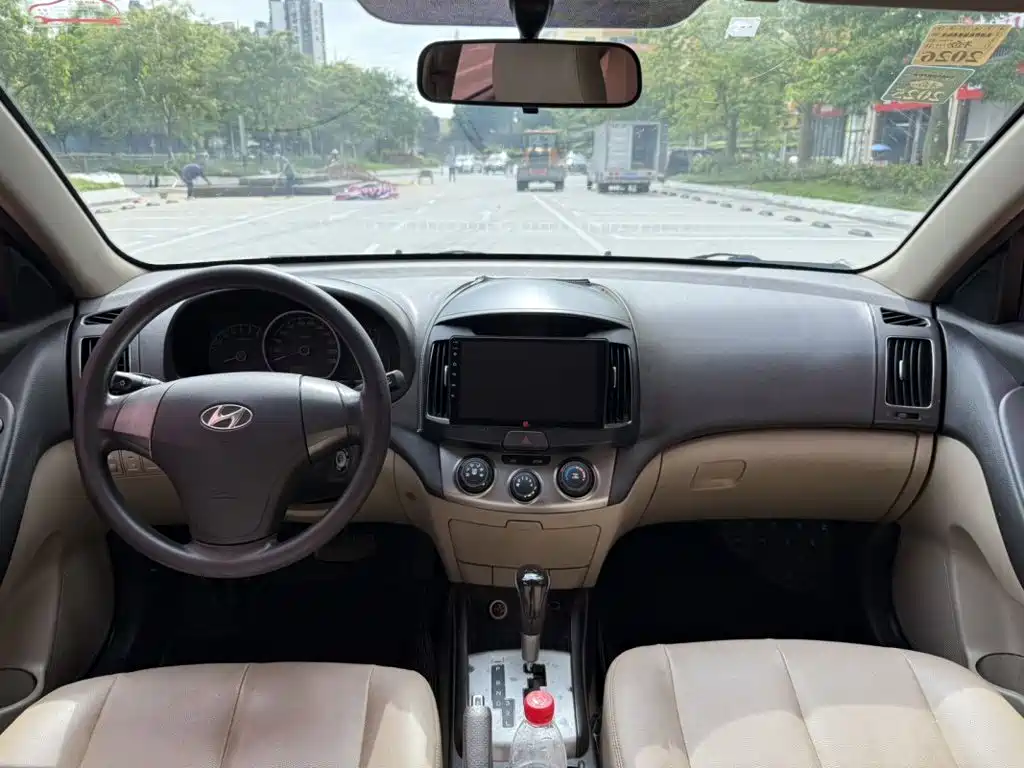 Hyundai Elantra — миниатюра 8