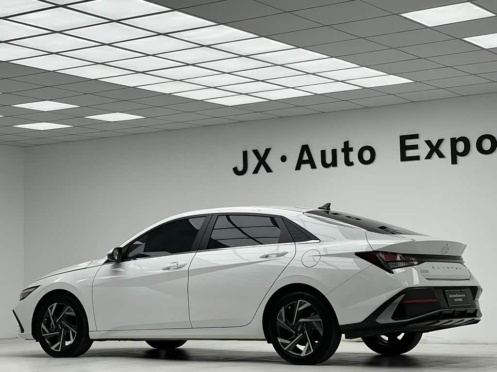 Hyundai Elantra 1.5 л 2023 г. Белый, пробег 20000 км